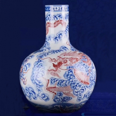 青花釉里红龙行天下天球瓶