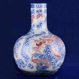 青花釉里红龙行天下天球瓶
