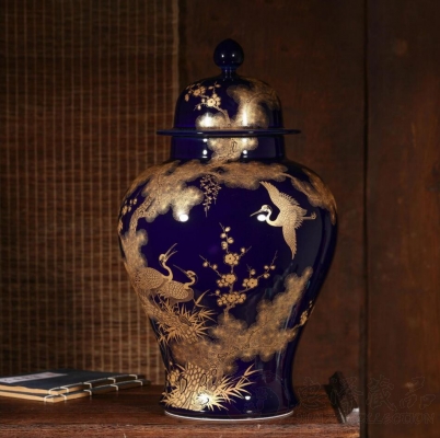 阳士琦·松鹤延年霁蓝描金将军罐